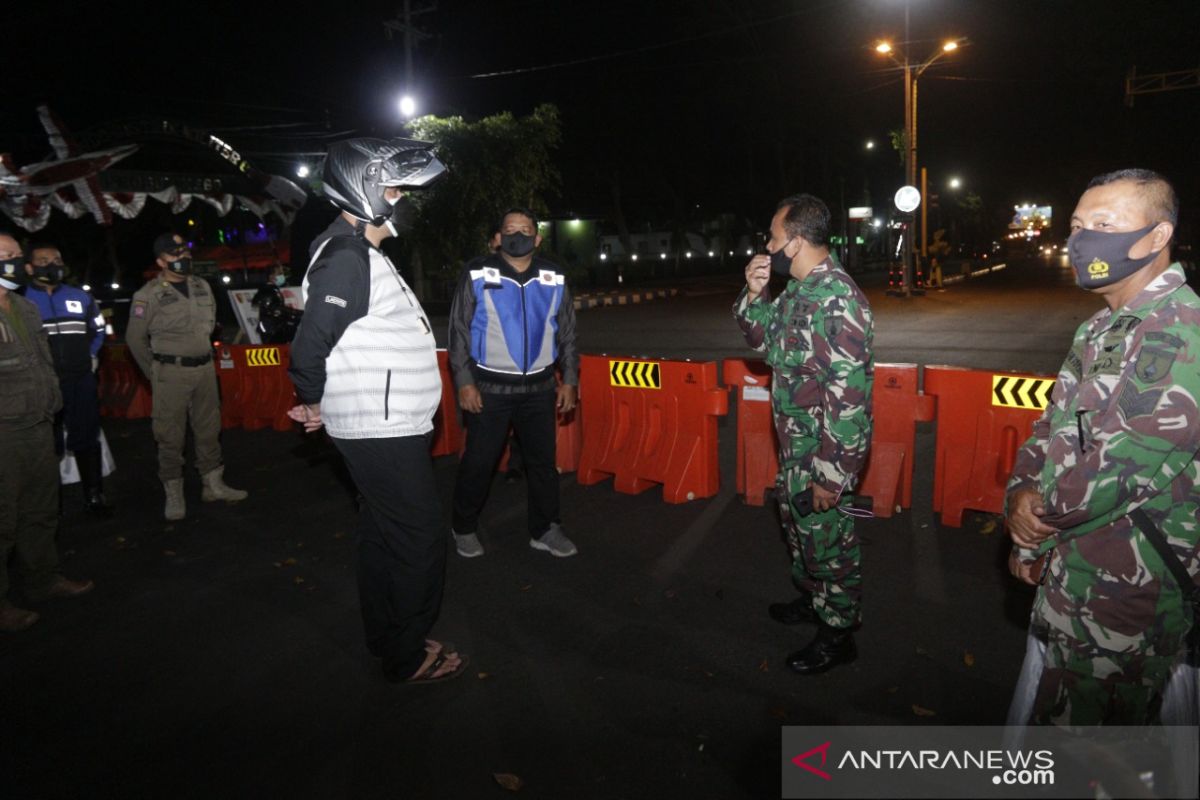 Wali Kota Probolinggo pantau titik penyekatan PPKM Darurat