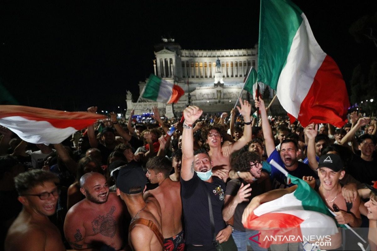 Ribuan suporter Italia terbang ke London untuk final Euro 2020, enak tak ada PPKM