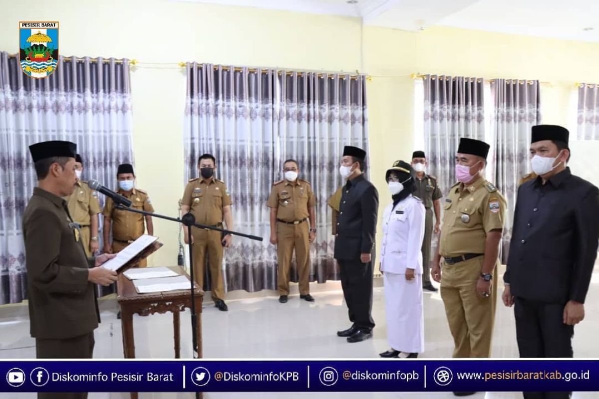 Sekda Pesisir Barat lantik 4 pejabat pimpinan tinggi pratama