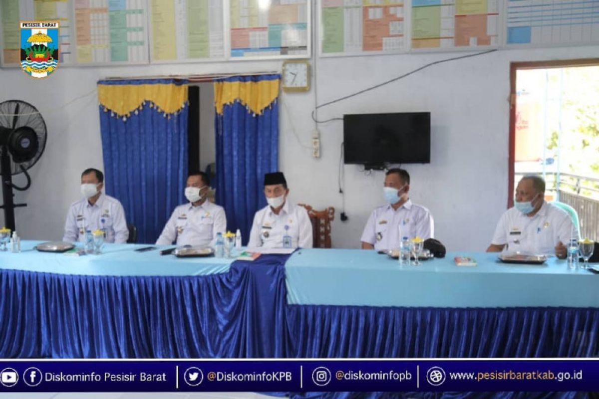 Wakil Bupati Pesisir Barat serahkan bantuan korban kebakaran