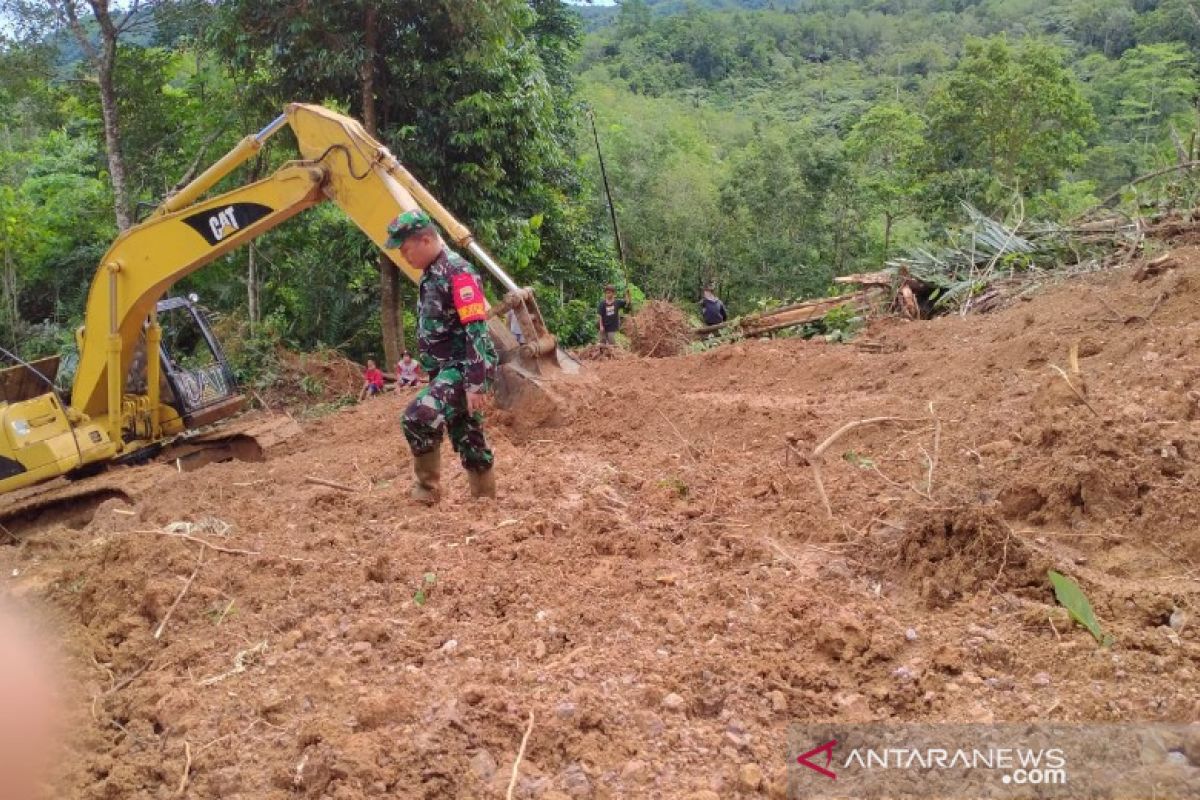 Letkol Inf RC Sihombing kawal pengerjaan operator alat berat di lokasi TMMD