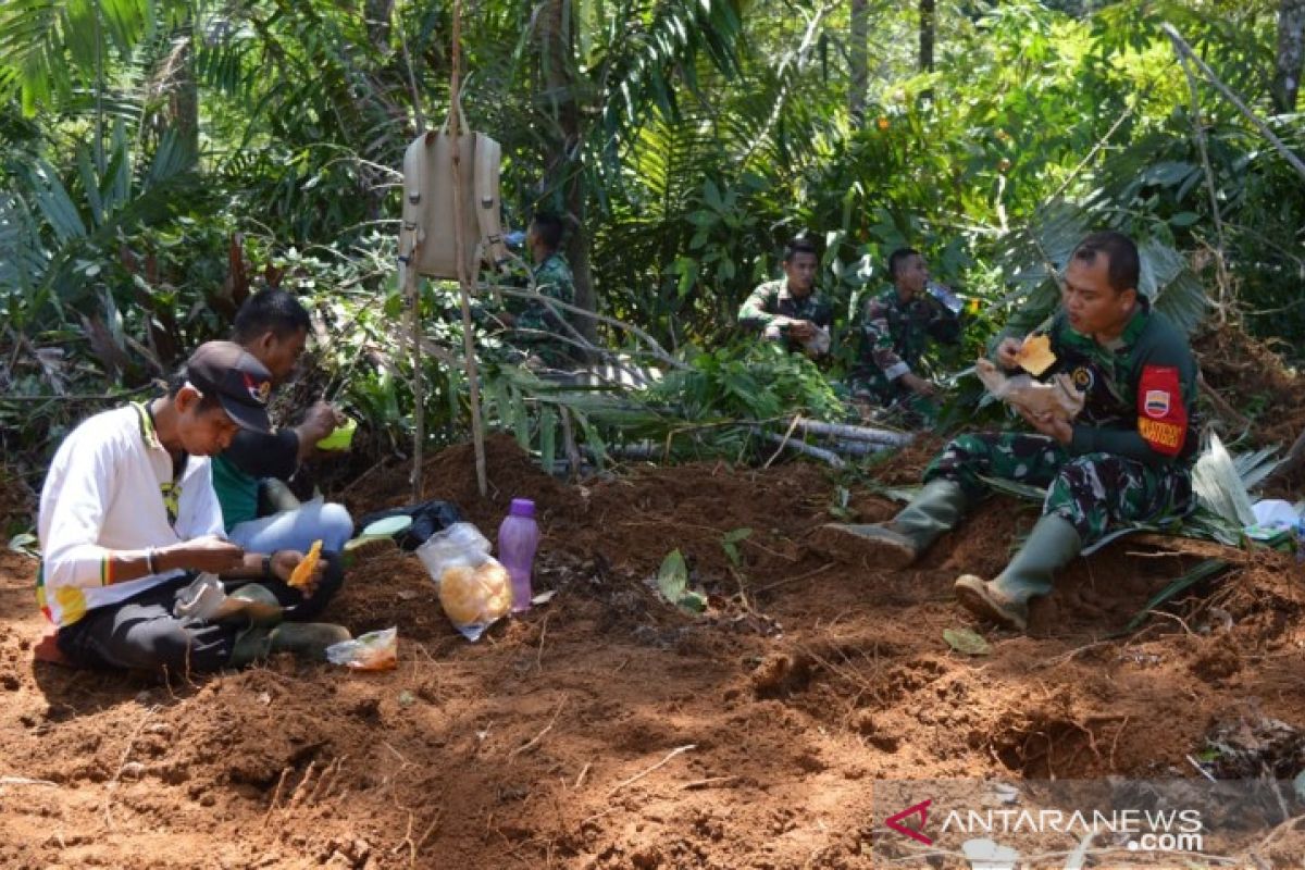 Keakraban Dansatgas TMMD Kodim 0212 makan siang bersama warga