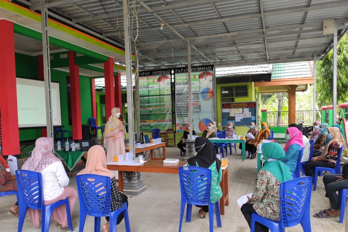 Tim PPDM Ubaya latih warga Bojonegoro buat kosmetik dengan bahan kelor