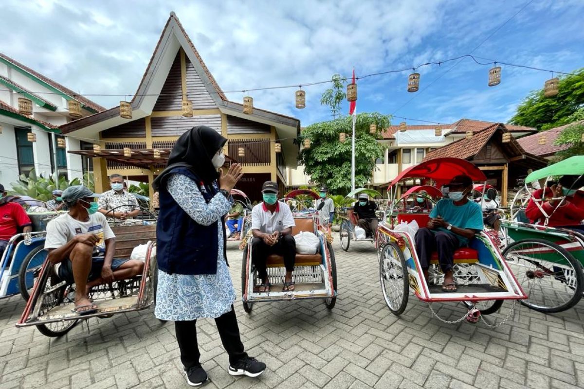 Bupati Banyuwangi bagikan sembako kepada warga terdampak PPKM darurat