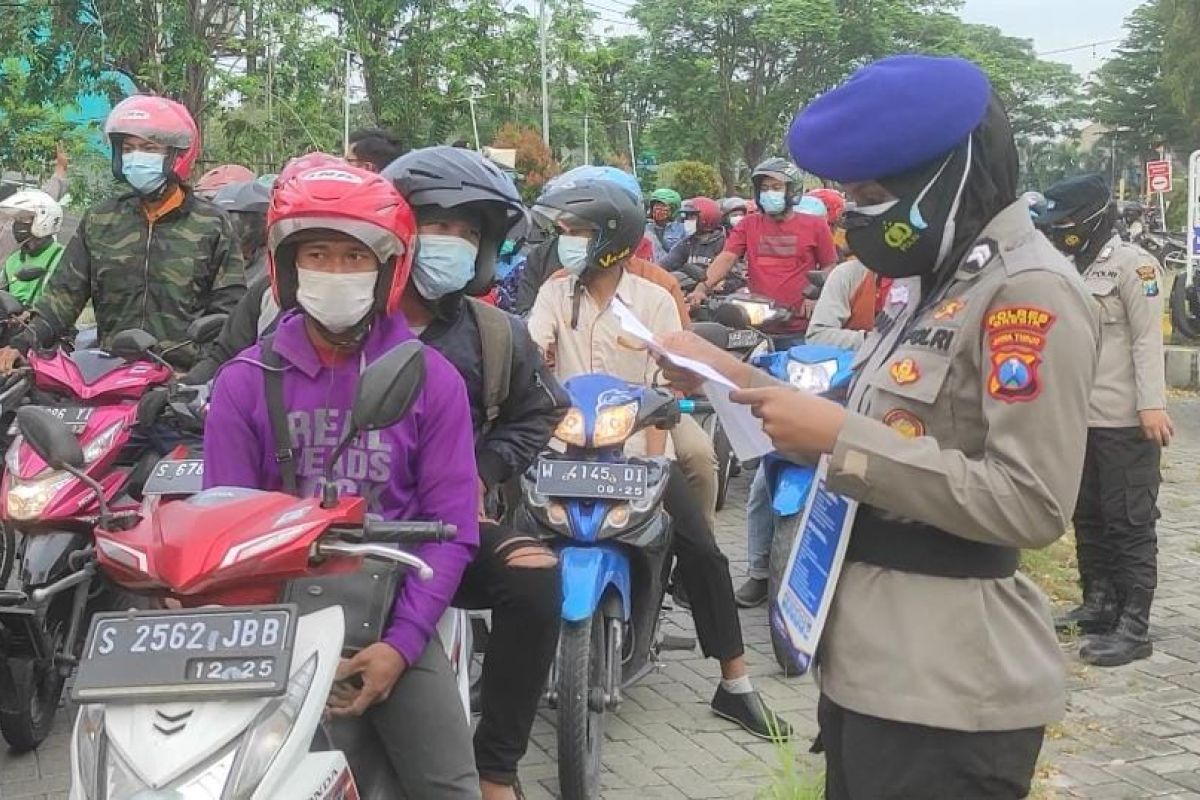 Ratusan kendaraan di Gresik dipaksa putar balik pada operasi PPKM darurat