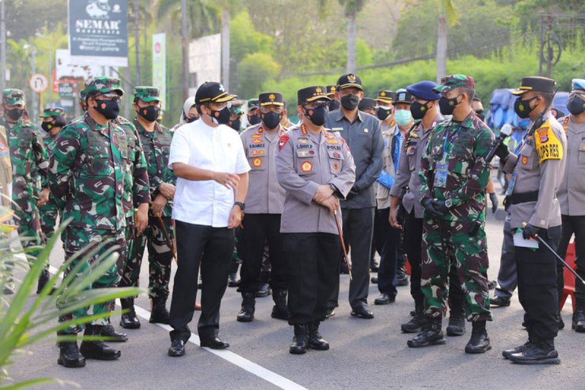 Menkes bersama Kapolri dan Panglima TNI tinjau pos PPKM di Prambanan