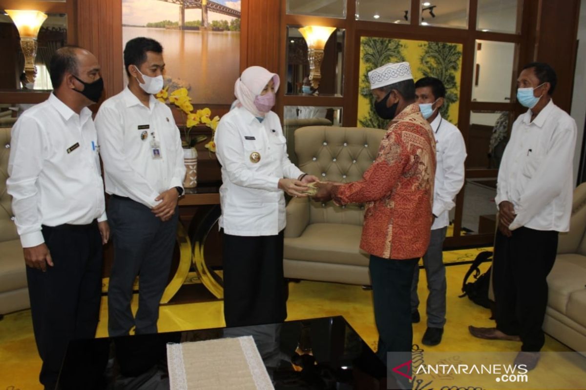 Bupati bantu kelompok tani sumber jadi satu unit hand tractor