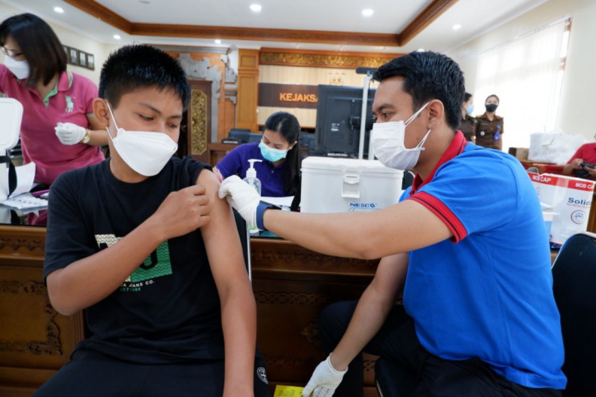 Kejati Bali fasilitasi vaksinasi COVID-19 bagi 250 anak 12-17 tahun
