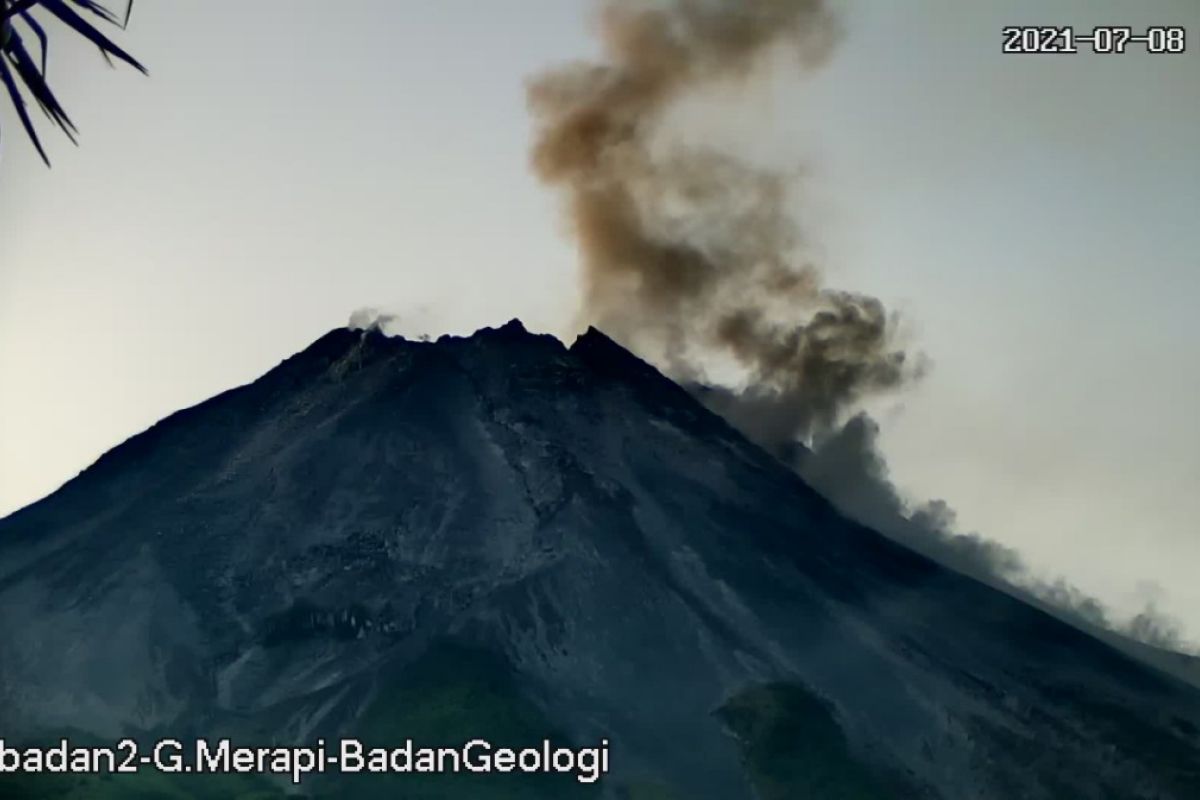 Gunung Merapi enam kali meluncurkan awan panas