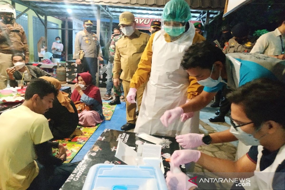 Belasan warga Sampit langsung dites antigen di tempat