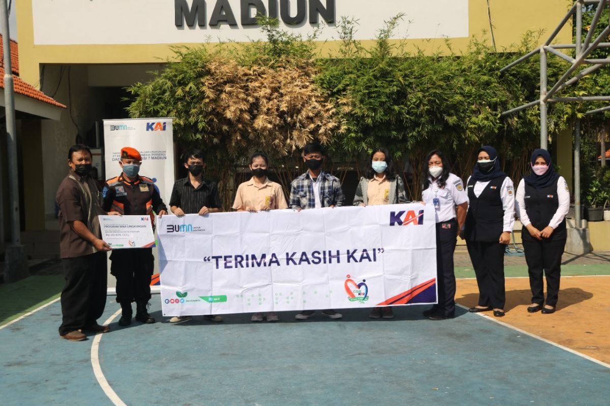 Daop Madiun salurkan dana bantuan pendidikan bagi siswa SMA Bonaventura