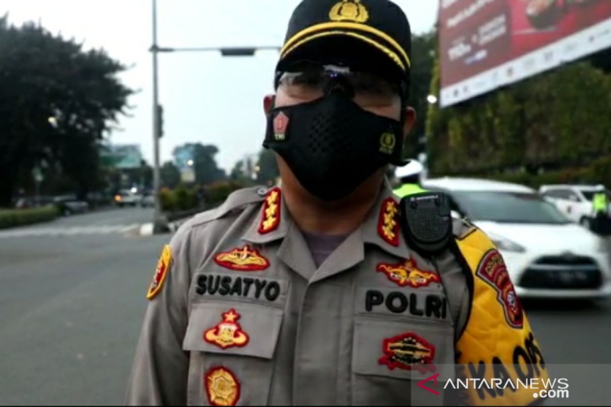 Penyekatan kendaraan di Kota Bogor, lalu lintas tampak ramai di batas kota