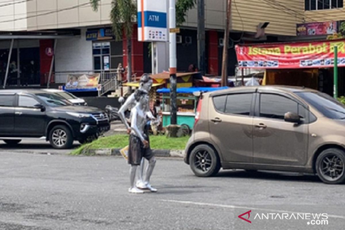 Manusia Silver Menjamur di Persimpangan di  Kota Padang (Video)