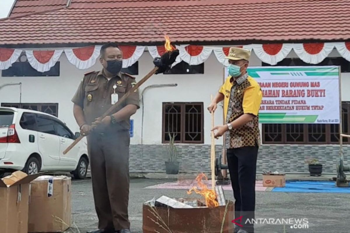 Kejari Gunung Mas memusnahkan ribuan bungkus rokok bercukai palsu