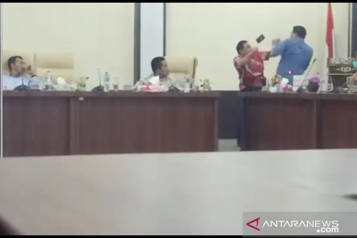 Ribut dana CSR, anggota dewan ini adu fisik saat rapat