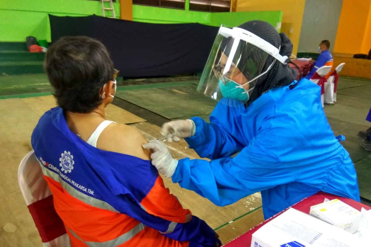 Karyawan Indocement ikuti program vaksinasi gotong royong.