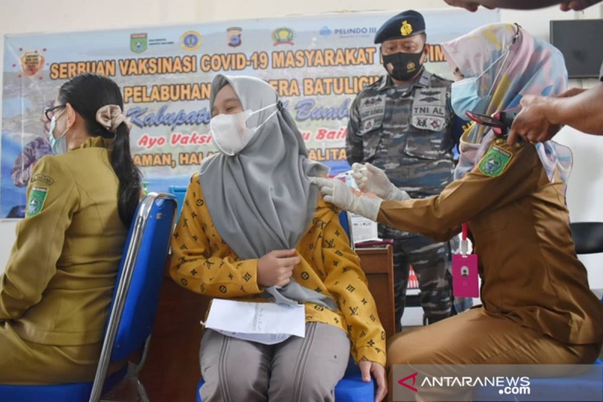 TNI AL Kotabaru vaksin masyarakat di pesisir