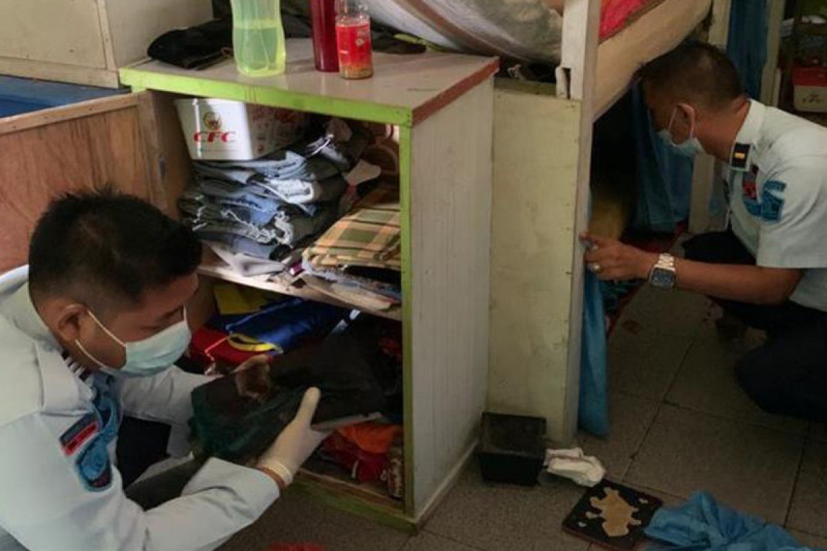 Razia Blok Blok Meranti, Petugas Lapas Tembilahan temukan tiga handphone