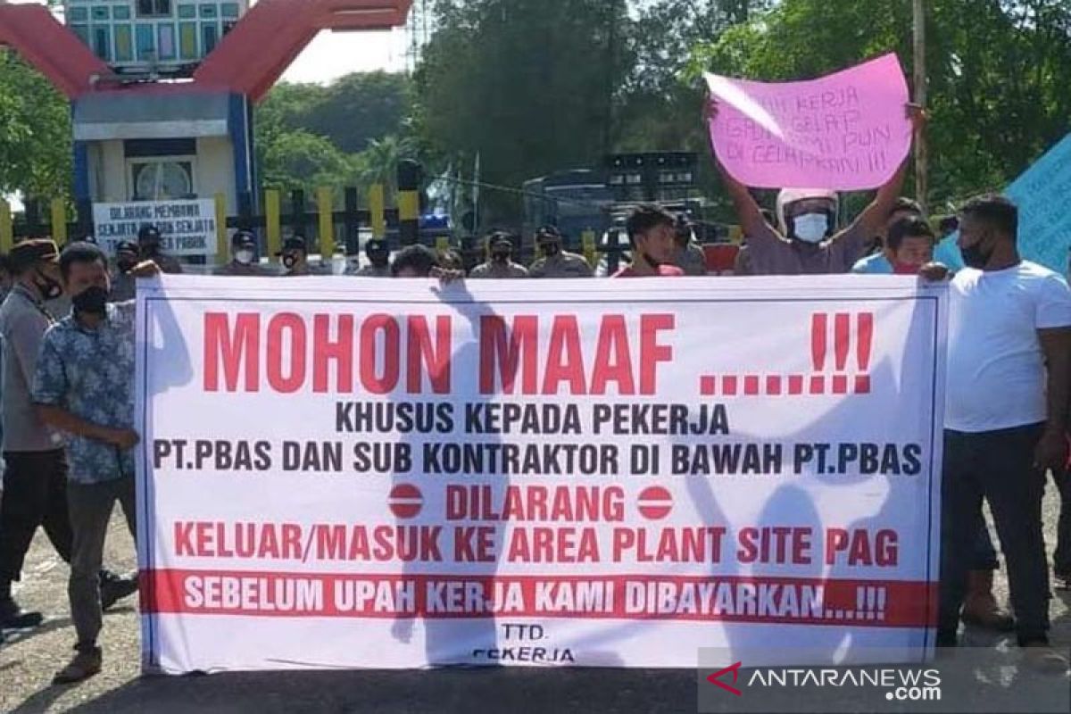 Puluhan pekerja revitalisasi terminal gas tuntut pembayaran gaji