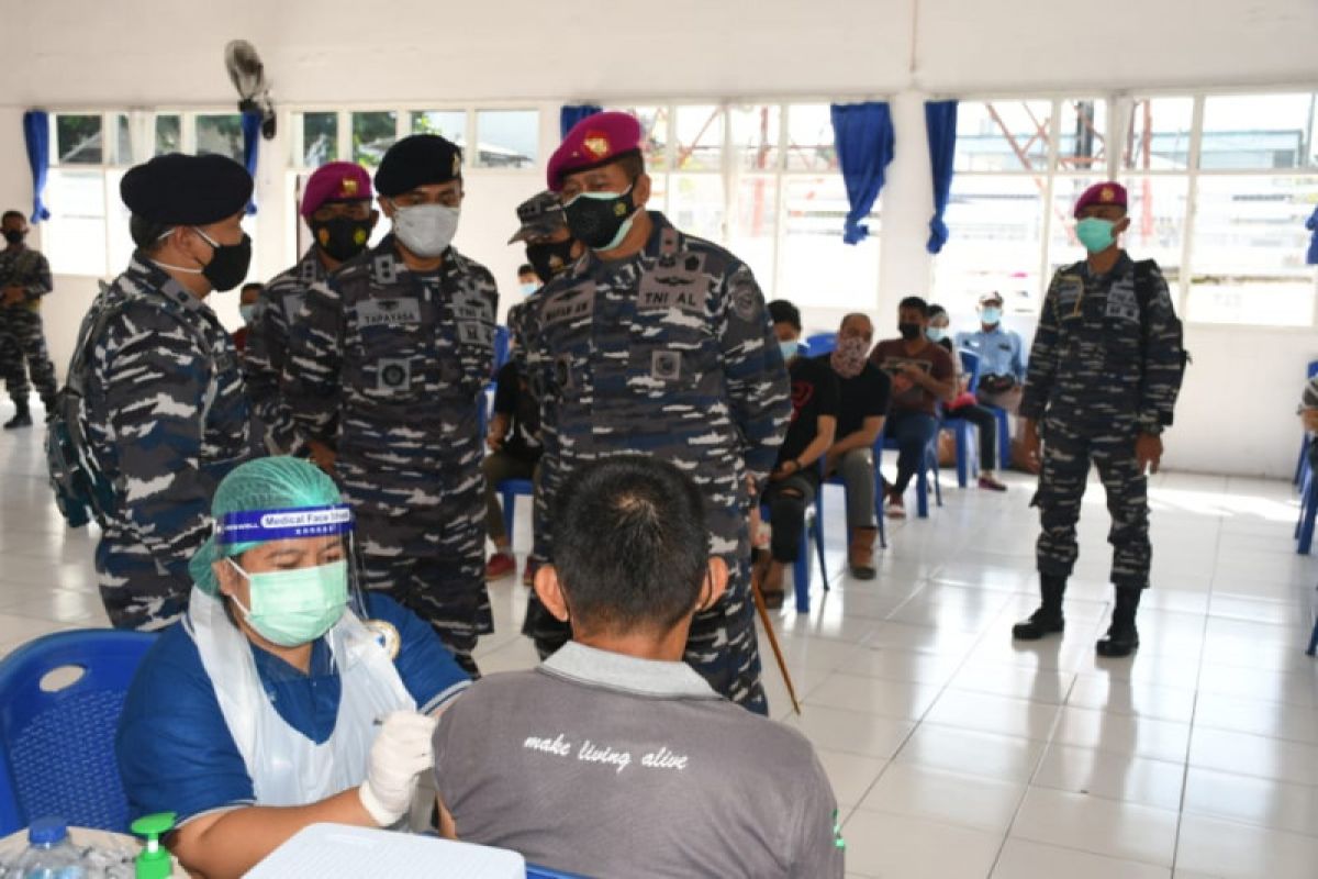 Danlantamal VIII pantau pelaksanaan Serbuan Vaksinasi di Batalyon Marinir Bitung