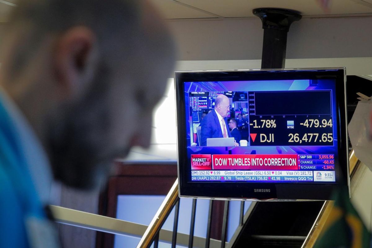 Wall Street dibuka anjlok, Indeks Dow Jones turun lebih dari 500 poin