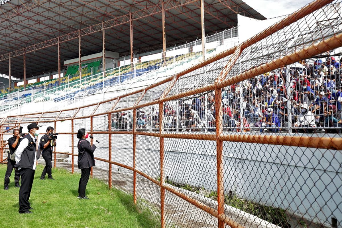 Sebagian warga yang ikut vaksinasi massal di Gelora Tambaksari Surabaya diimbau datang siang hari