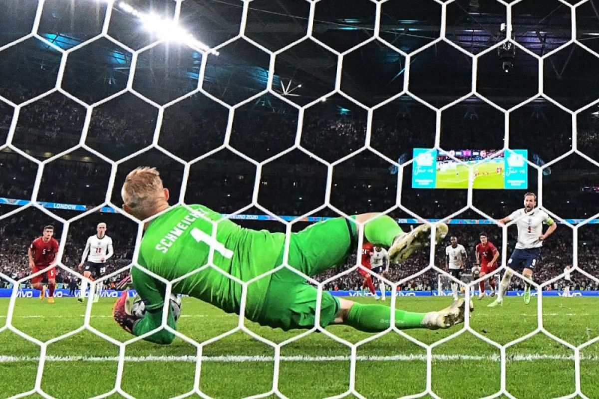 UEFA selidiki sinar pena laser ke arah kiper Denmark Kasper Schmeichel