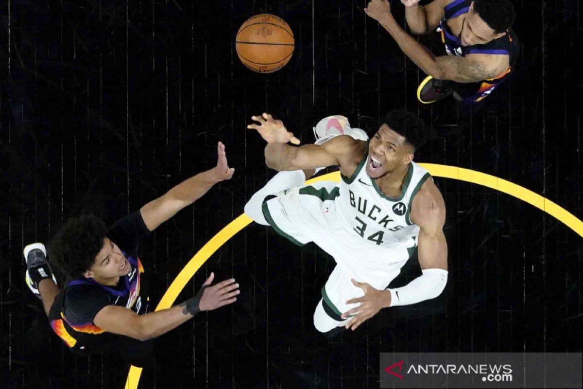 Giannis Antetokounmpo gemilang, Bucks lanjutkan dominasi atas Pistons