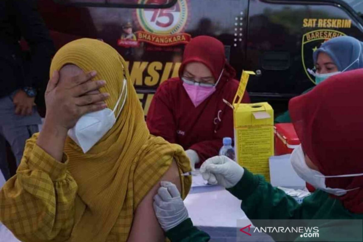 Polres Bekasi gelar vaksinasi keliling bagi warga di permukiman padat