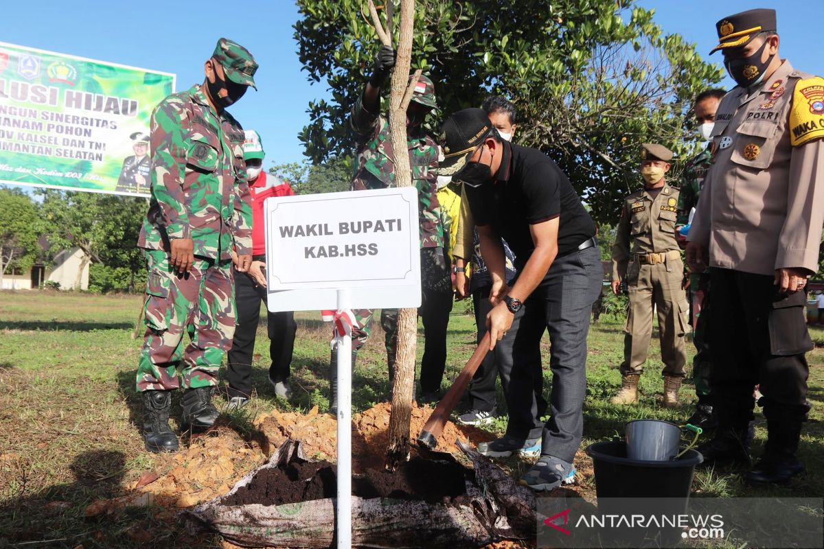 Revolusi hijau sinergitas Pemkab HSS dan TNI tanam seribu pohon