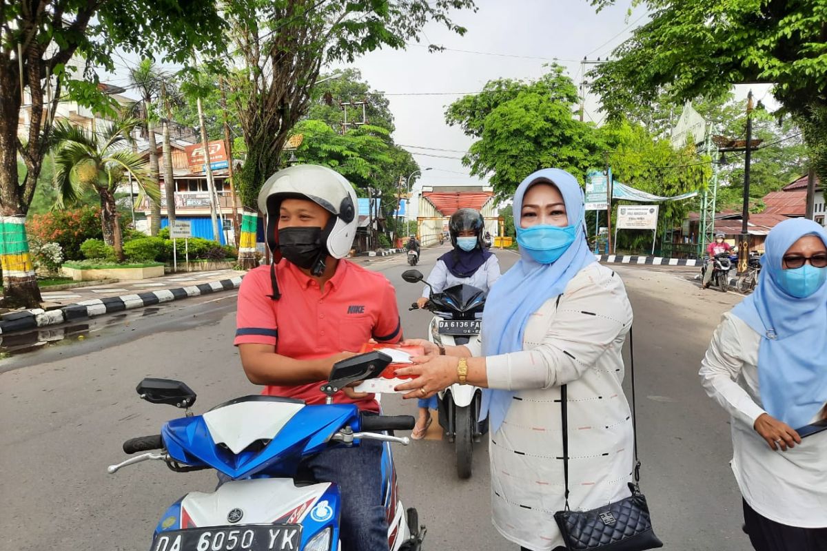 GOW Balangan bagikan masker dan makanan kepada warga