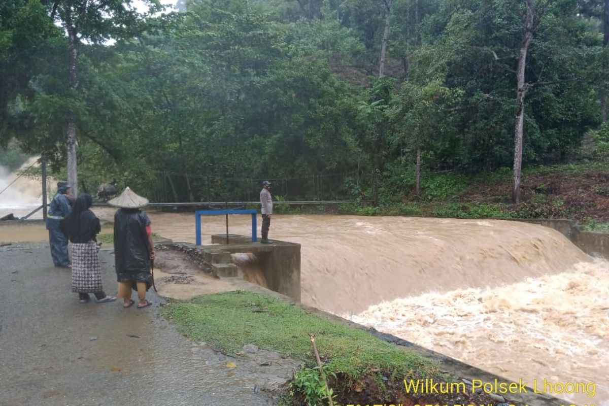 Hujan deras mengakibatkan sejumlah daerah di Aceh Besar  banjir luapan