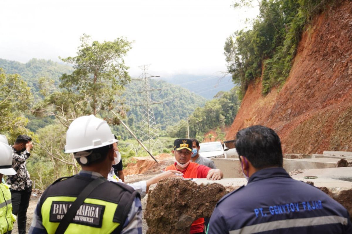 Gubernur Sulsel lanjutkan pembangunan jalan penghubung Lutim dan Sulteng