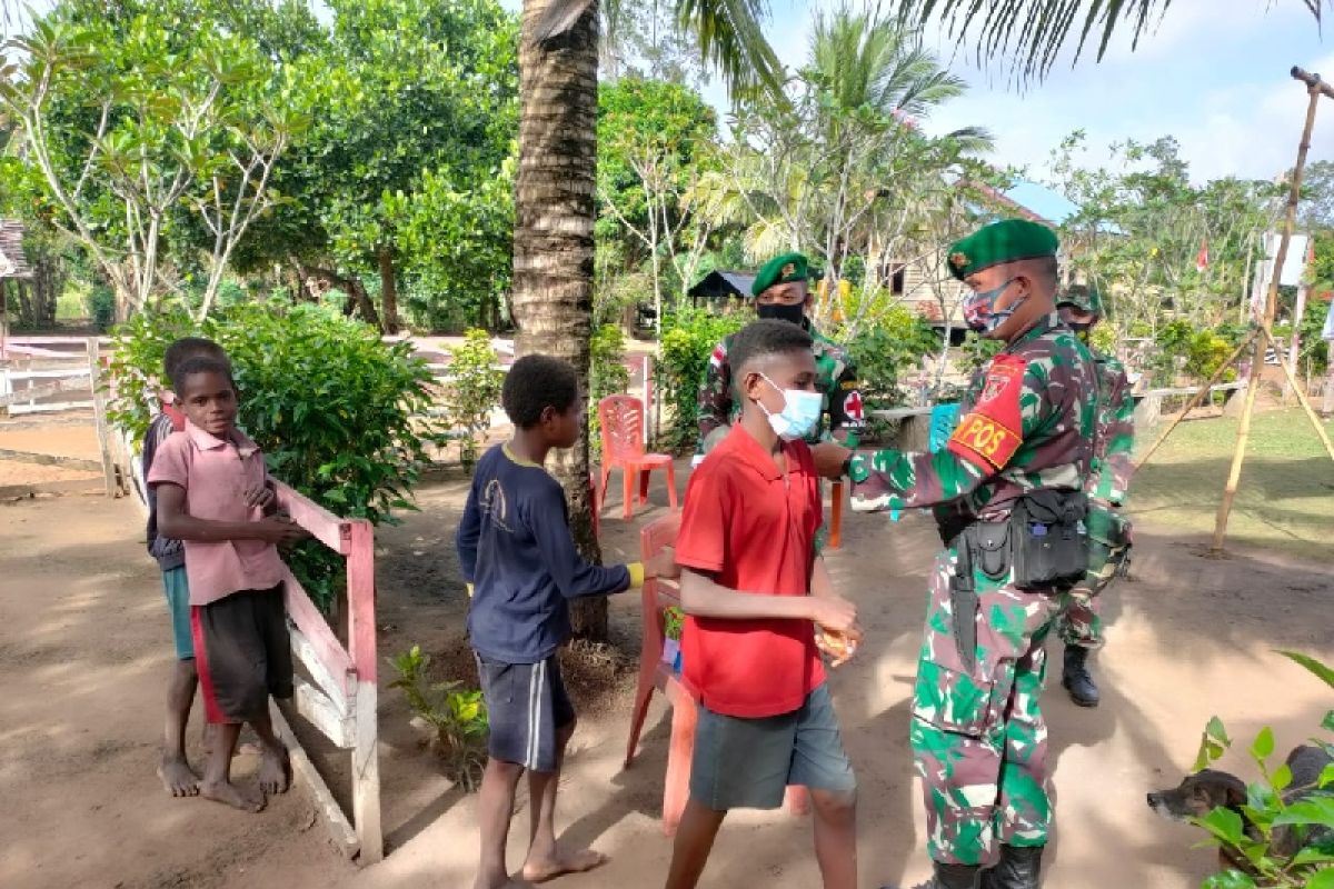 TNI task force hands out masks to Indonesia-PNG border residents