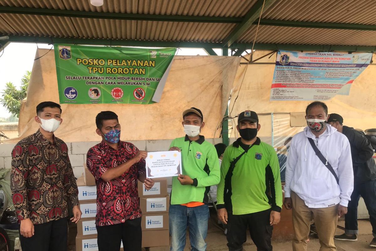 Staf KSP berikan bantuan ke petugas pemakaman di TPU Rorotan