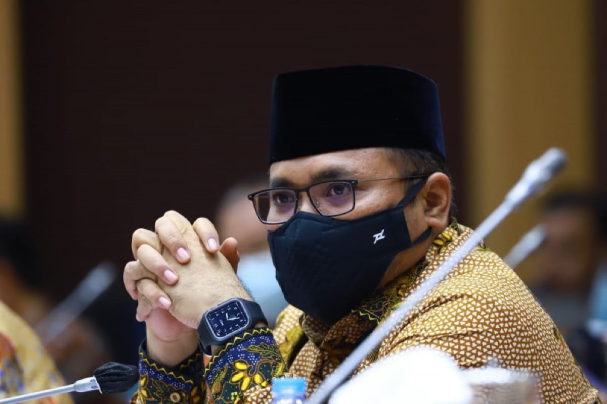 Menteri Agama meminta masyarakat untuk sementara beribadah di rumah