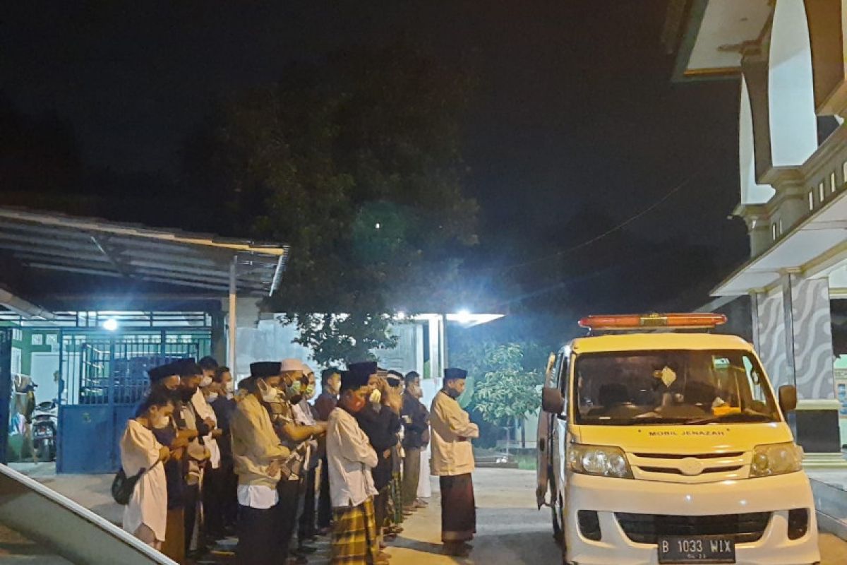 Siaga 24 Jam, lewat tengah malam tim Barzah Dompet Dhuafa layani pengantaran jenazah COVID-19