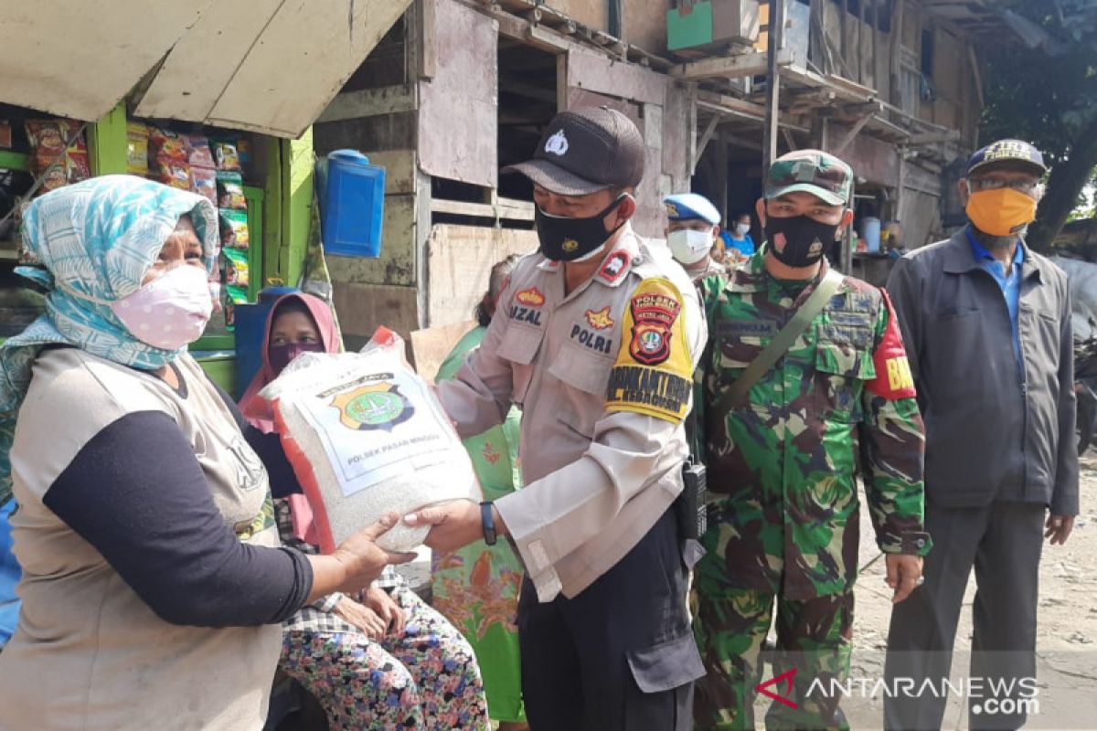 Polisi bagikan satu ton beras bagi warga saat PPKM Darurat