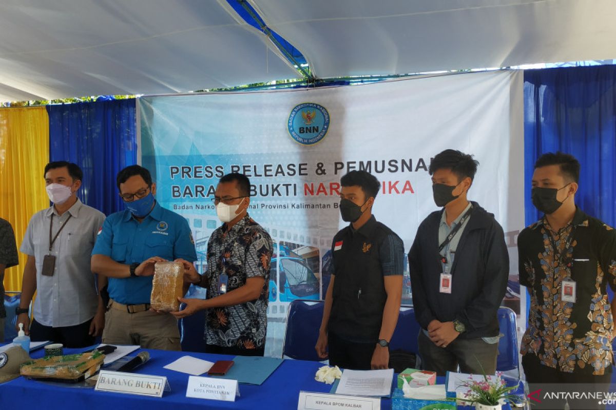 BNN Kalbar tangkap mahasiswa pembeli satu kilogram ganja asal Medan