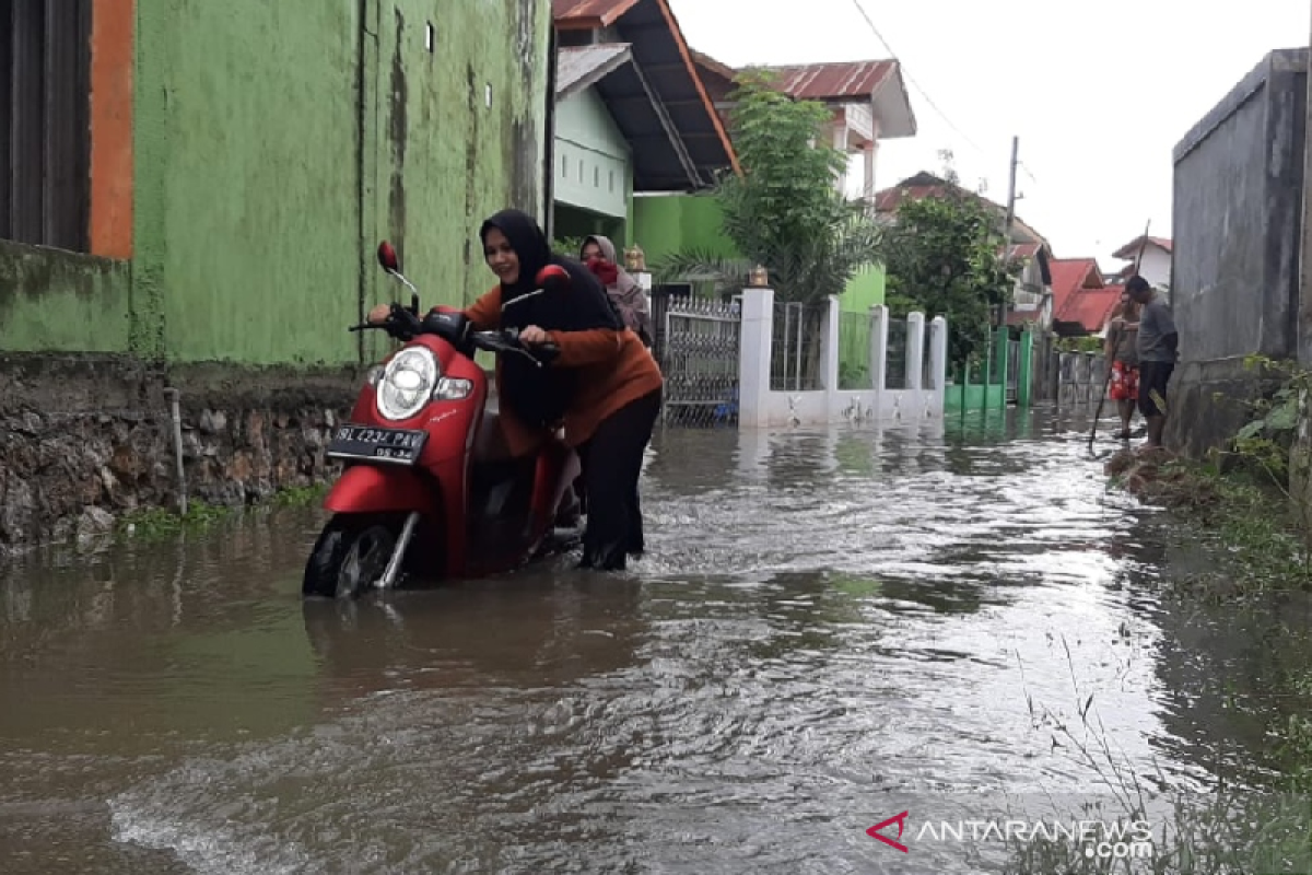 Diguyur hujan dari malam, sejumlah wilayah di Banda Aceh tergenang