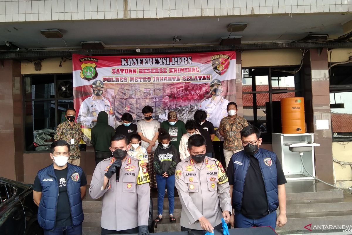 Polrestro Jaksel tangkap delapan anak muda yang keroyok polisi