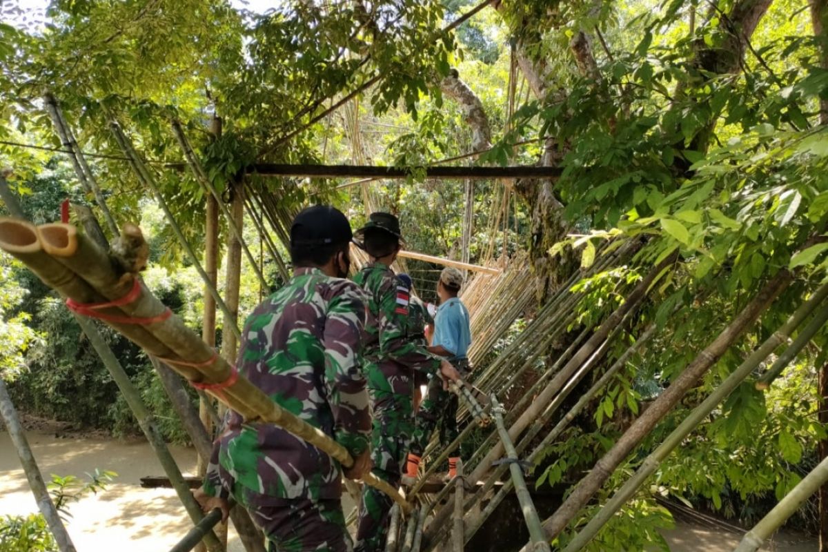 Satgas Pamtas bersama warga perbatasan perbaiki jembatan gantung