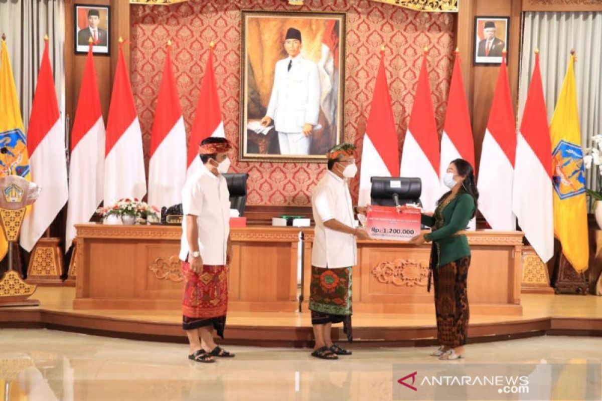Gubernur Bali serahkan bantuan produktif ke pelaku usaha mikro