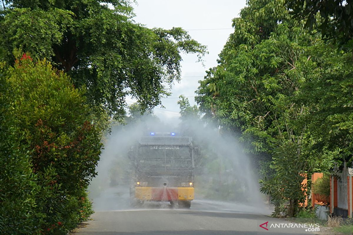 Polres Gorontalo semprotkan cairan disinfektan di Tibawa