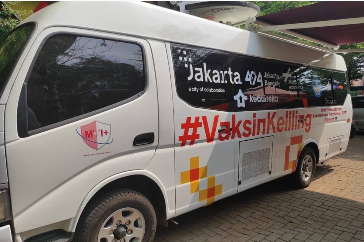 Mobil vaksin keliling layani 100 warga di Ciracas