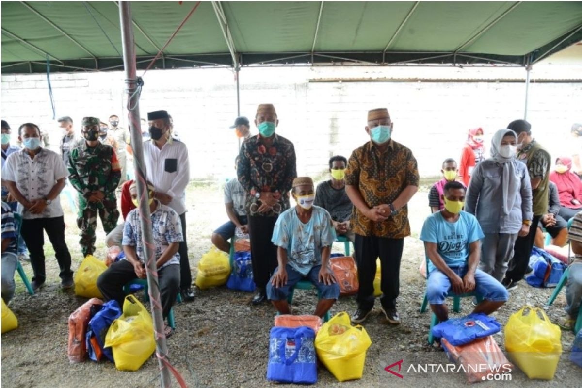 Gubernur Gorontalo serahkan bantuan bagi korban kebakaran di Paguyaman