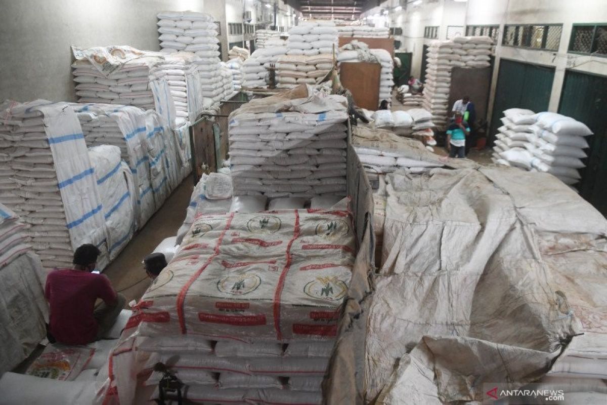 Pasokan beras dari berbagai daerah ke Pasar Induk Cipinang tak terganggu PPKM Darurat
