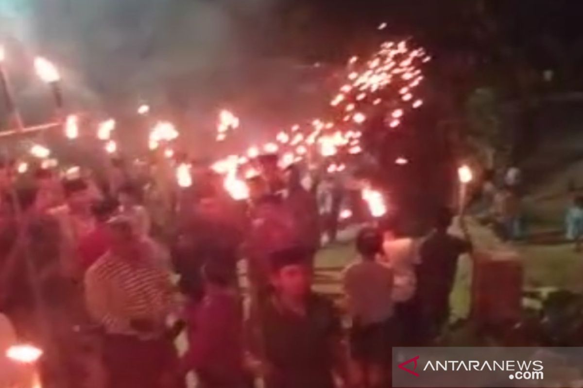 Muslim Pamekasan pawai obor sambil baca burdah