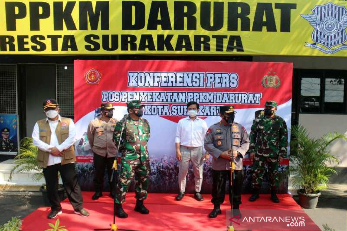 Panglima TNI bersama Kapolri tinjau pos penyekatan PPKM Darurat di Solo