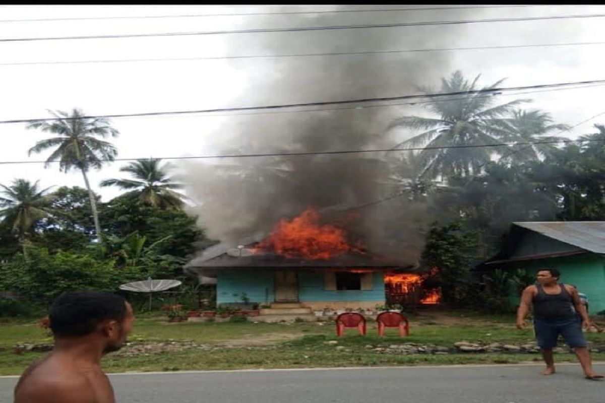 Ditinggal pergi, rumah wartawan terbakar di Tapteng